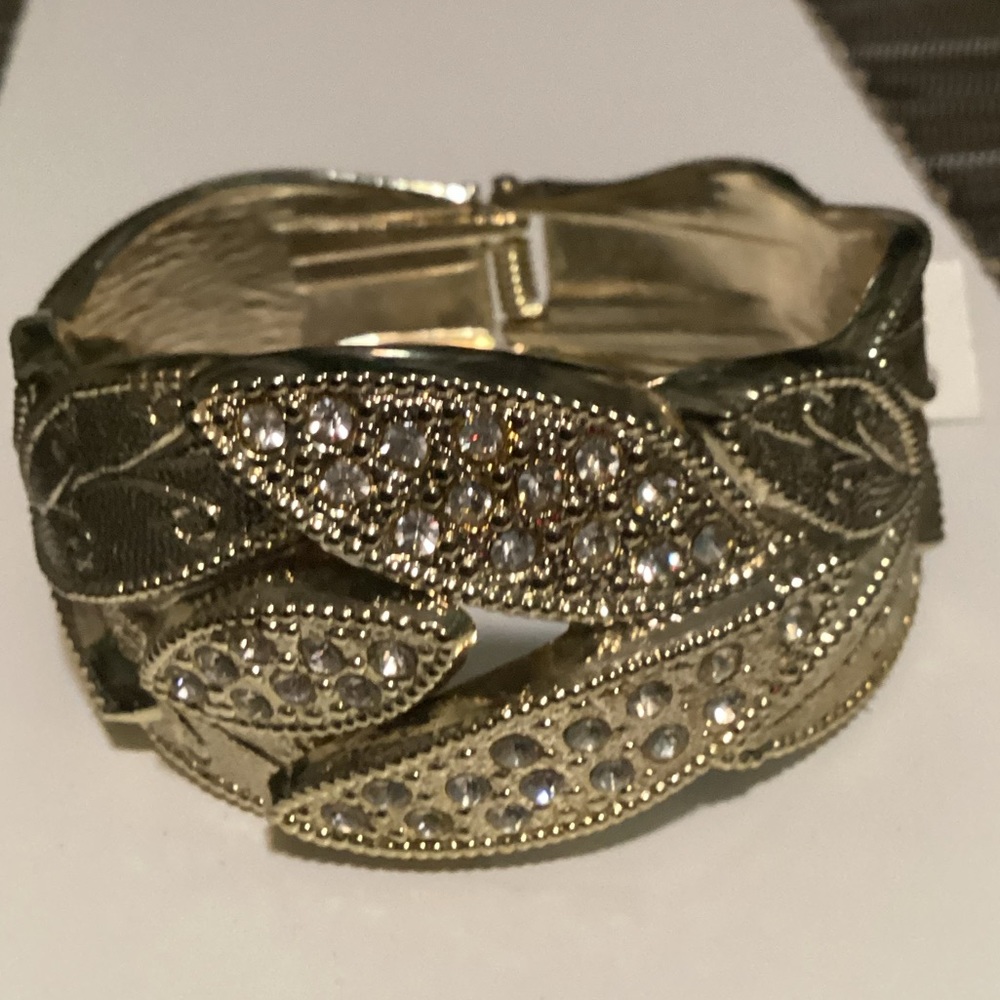 NEW Dillard’s shiny bracelet for sensitive skin 7”